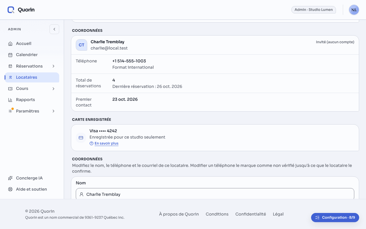 La fiche d’un locataire dans Locataires : la carte Coordonnées avec son nom, son téléphone et son nombre de réservations, puis la ligne « Carte enregistrée » : Visa •••• 4242, « Enregistrée pour ce studio seulement », et un lien « En savoir plus ».