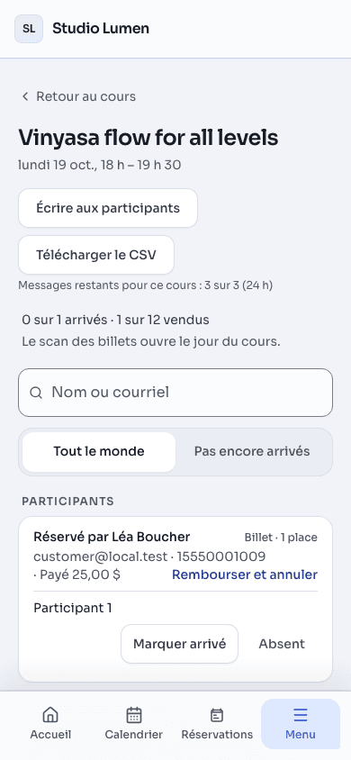 La liste des présences d’un cours, sur un téléphone : le titre et la date du cours, le nombre de personnes arrivées, une zone de recherche, puis la carte de la personne qui a acheté le billet, avec le montant payé et les boutons « Marquer arrivé » et « Absent ».