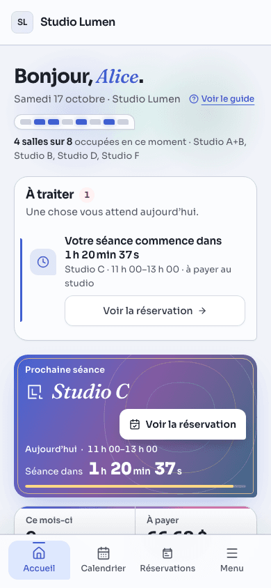 L’accueil d’un locataire sur un téléphone : une salutation, une bande qui montre quelles salles du studio sont occupées, une carte « À traiter » avec la séance à venir aujourd’hui et son décompte, puis la carte « Prochaine séance ».