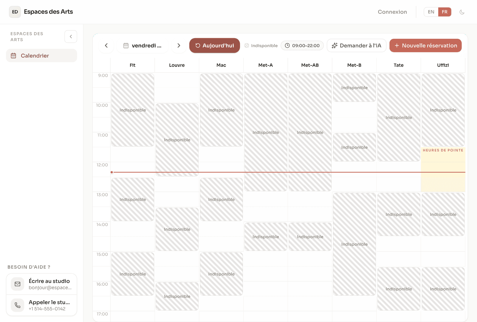 Un locataire qui choisit une plage libre sur le calendrier de réservation public d'un studio